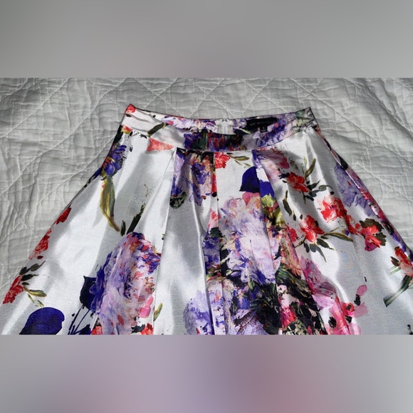 Elegant Formal Floral Maxi skirt. Perfect for a modern and classy look! 🌼🌺🌷🌸 - Picture 5 of 12